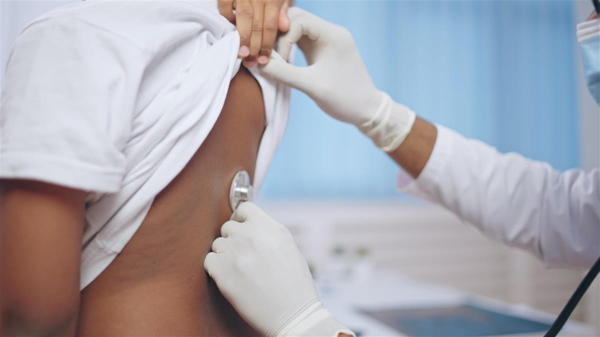 Illustrasjonsbilde av et lege som lytter på lunger med stetoskop. - Klikk for stort bilde