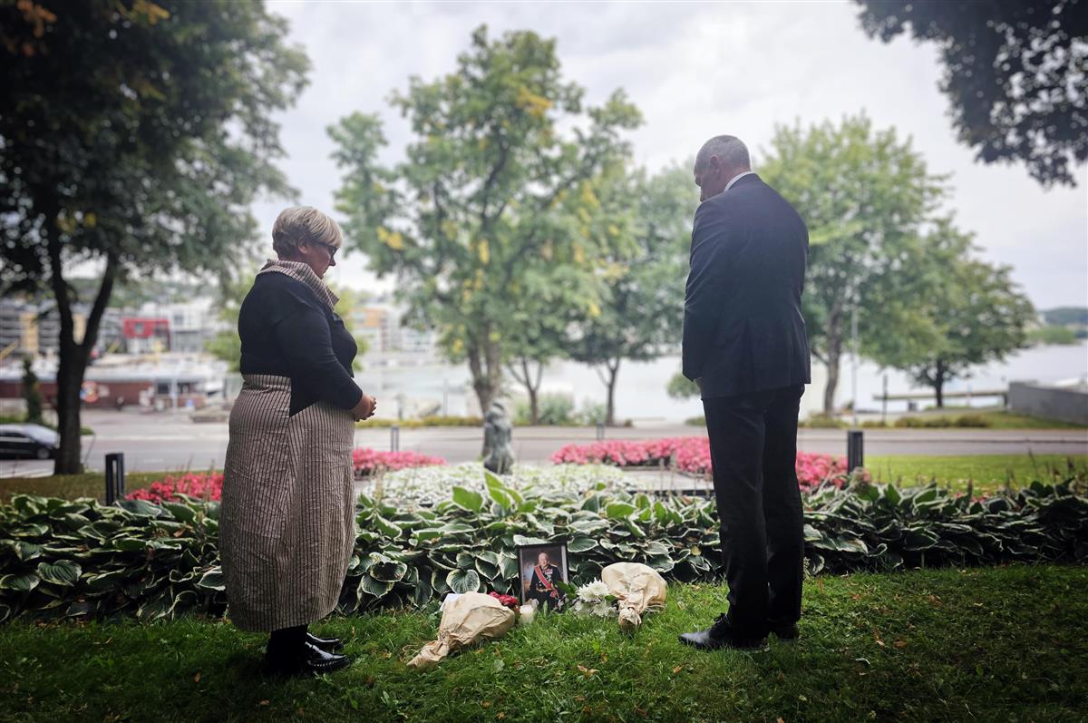 kommunedirektør mette vikan andersen og ordfører frank pedersen legger ned blomster i minneparken ved kong haralds bortgang - Klikk for stort bilde