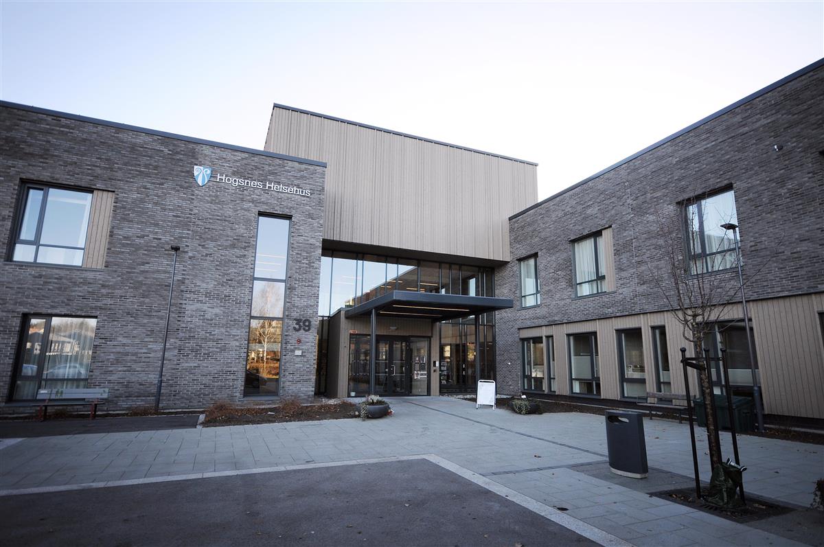 Inngangen til Hogsnes helsehus - Klikk for stort bilde