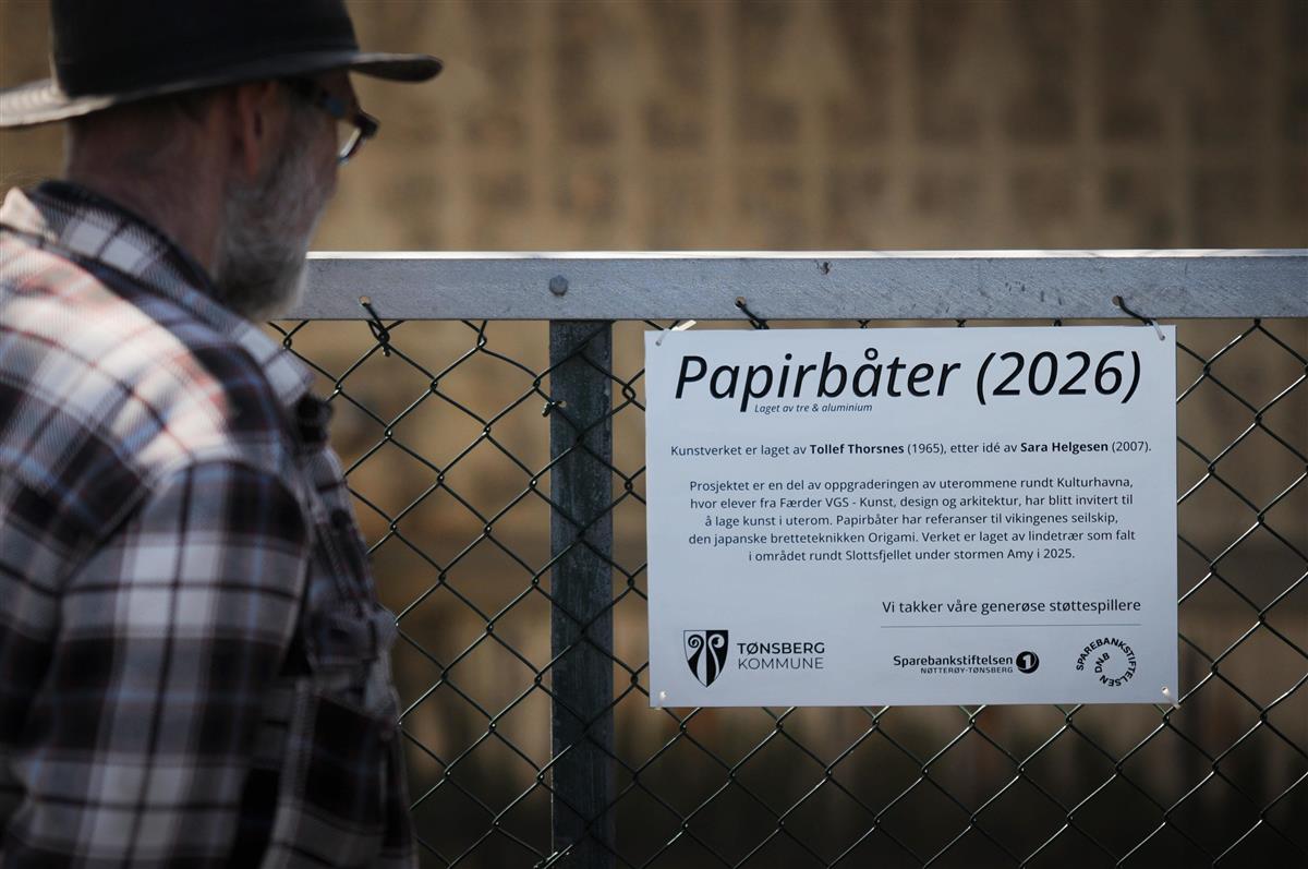 tollef thorsnes kikker på det nye skiltet - Klikk for stort bilde