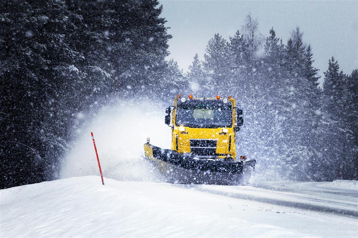 Brøytebil ute i snøværet - Klikk for stort bilde