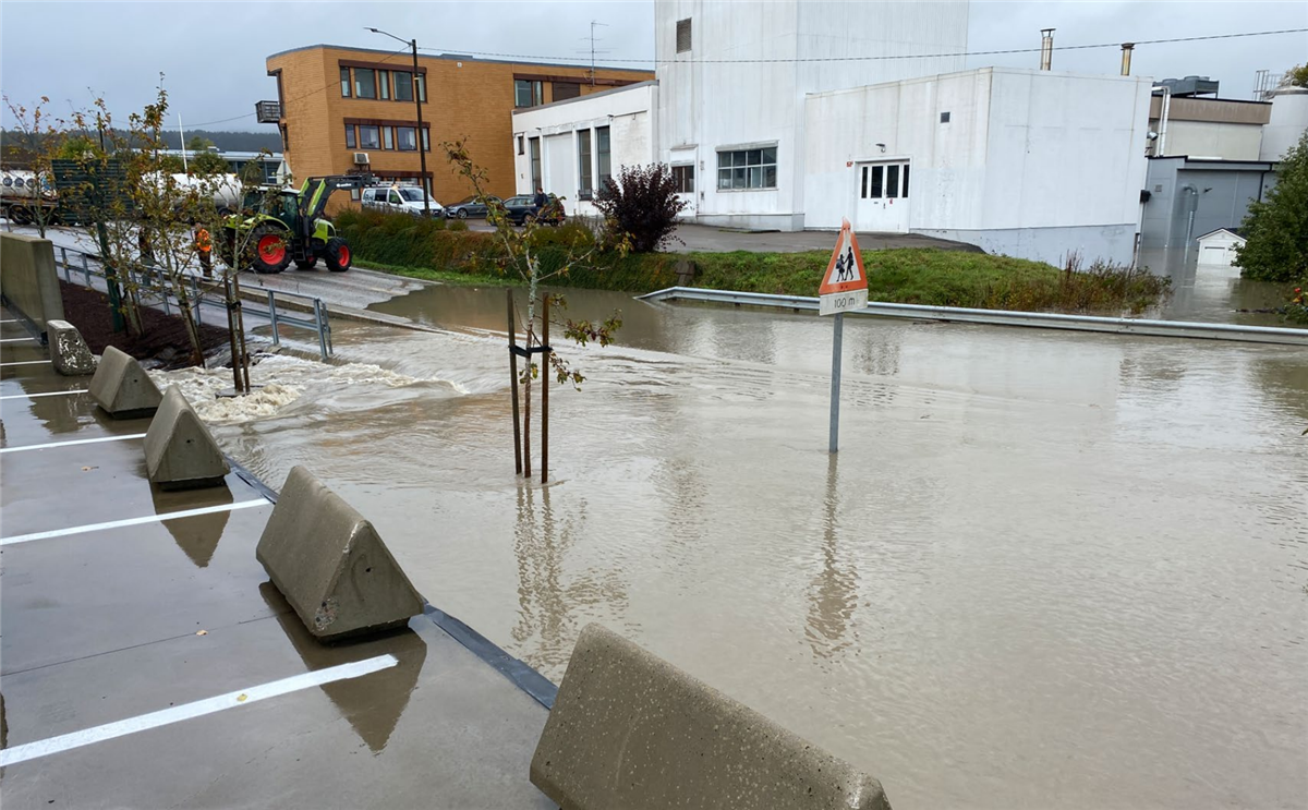 Bilde av vann som står over veien på Revetal. - Klikk for stort bilde