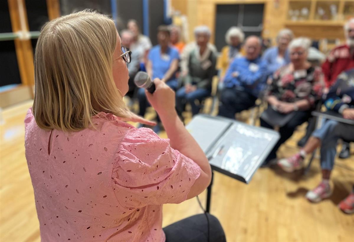 Dirigent Bodil Bettum foran Tønsberg demenskor - Klikk for stort bilde