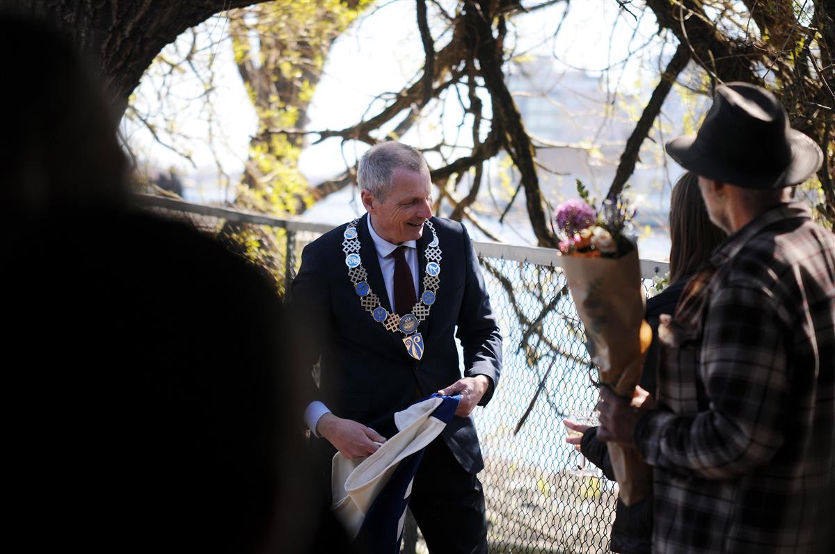 ordfører frank pedersen overrekker blomster til kunsterduoen - Klikk for stort bilde