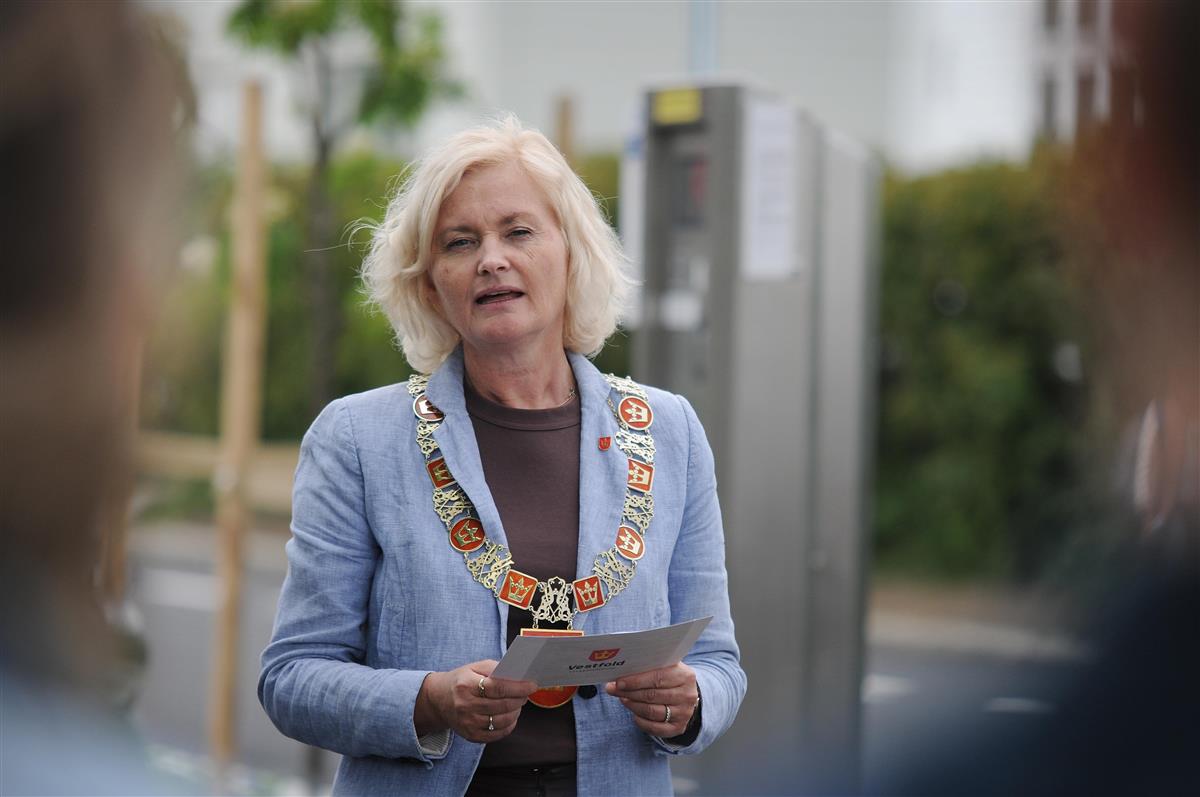 fylkesordfører anne strømøy taler under åpningen av vestfoldgaten - Klikk for stort bilde