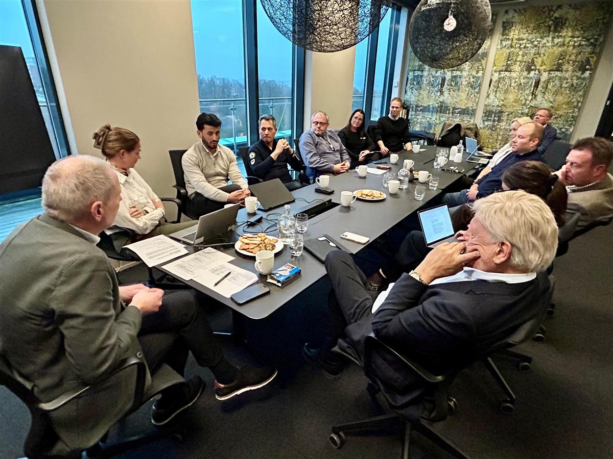 Bilde av møtedeltakere rundt et møtebord. - Klikk for stort bilde