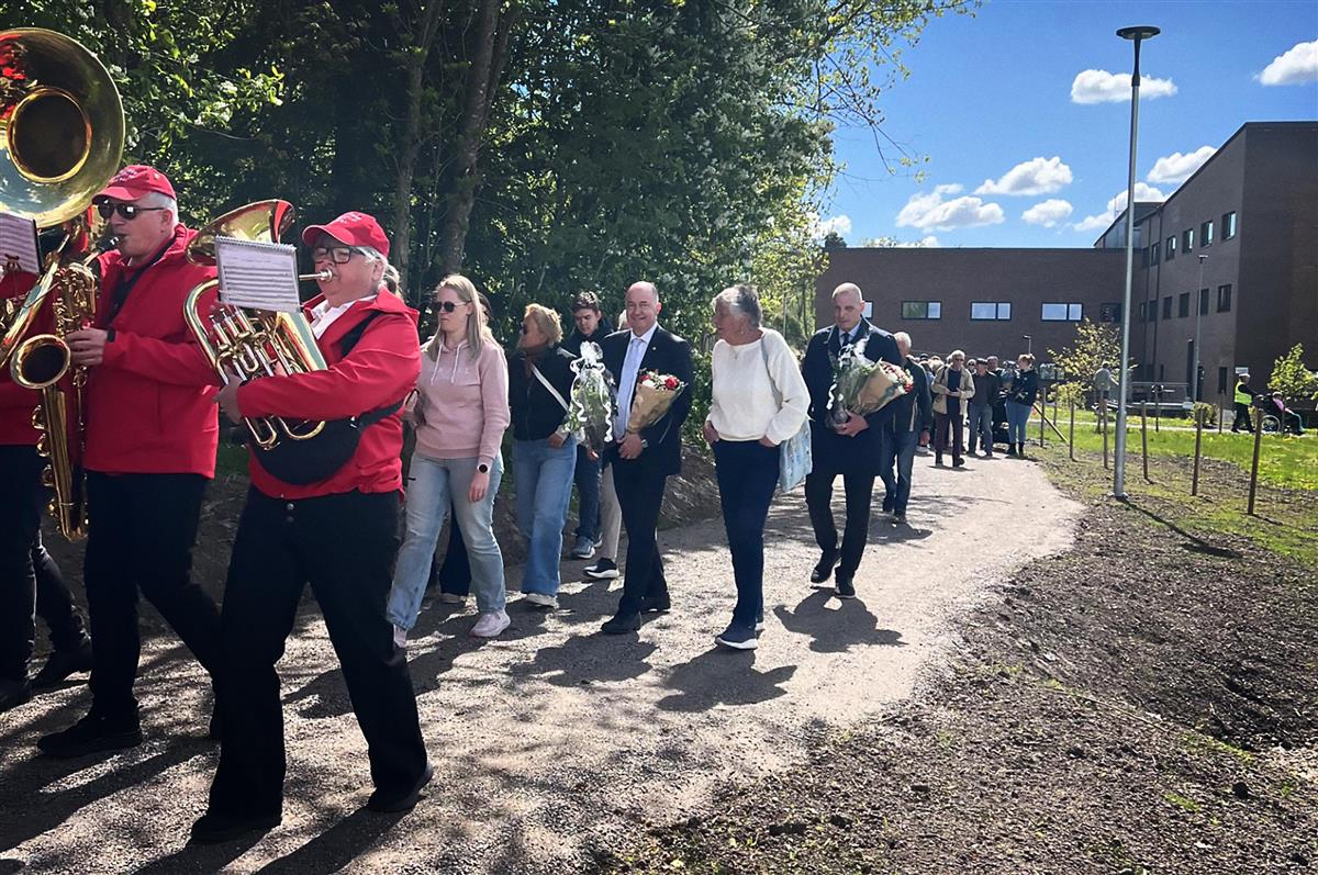 åpning av solveien på revetal med korpsmusikk og fint vær - Klikk for stort bilde