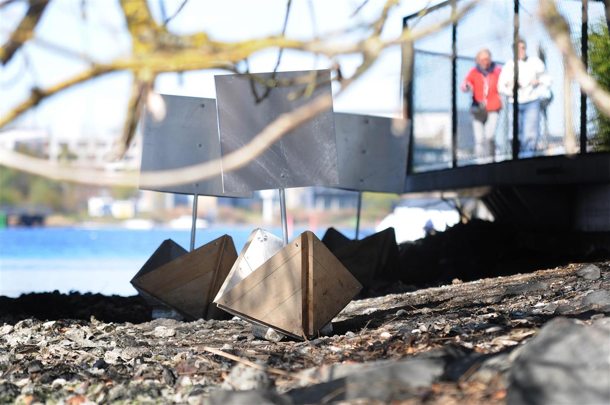 kunstinstallasjonen papirbåter består av tre båter laget i tre og aluminium - Klikk for stort bilde