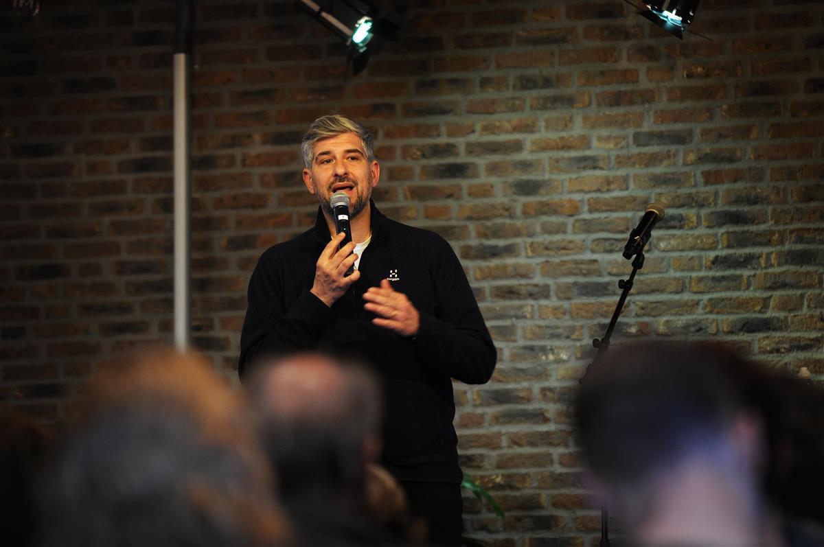 leo ajkic snakker til en forsamling - Klikk for stort bilde