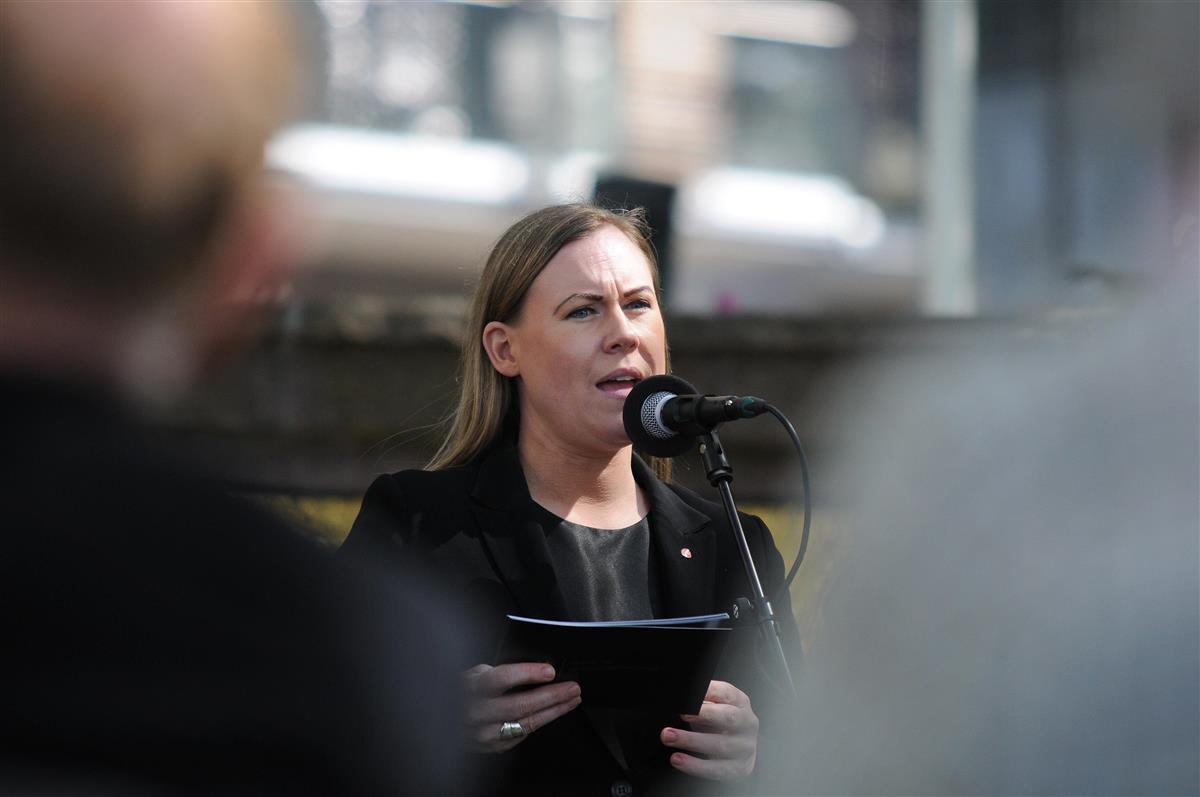 Barne- og familieminister Lene Vågslid taler under 8. mai-markeringen i Minneparken - Klikk for stort bilde