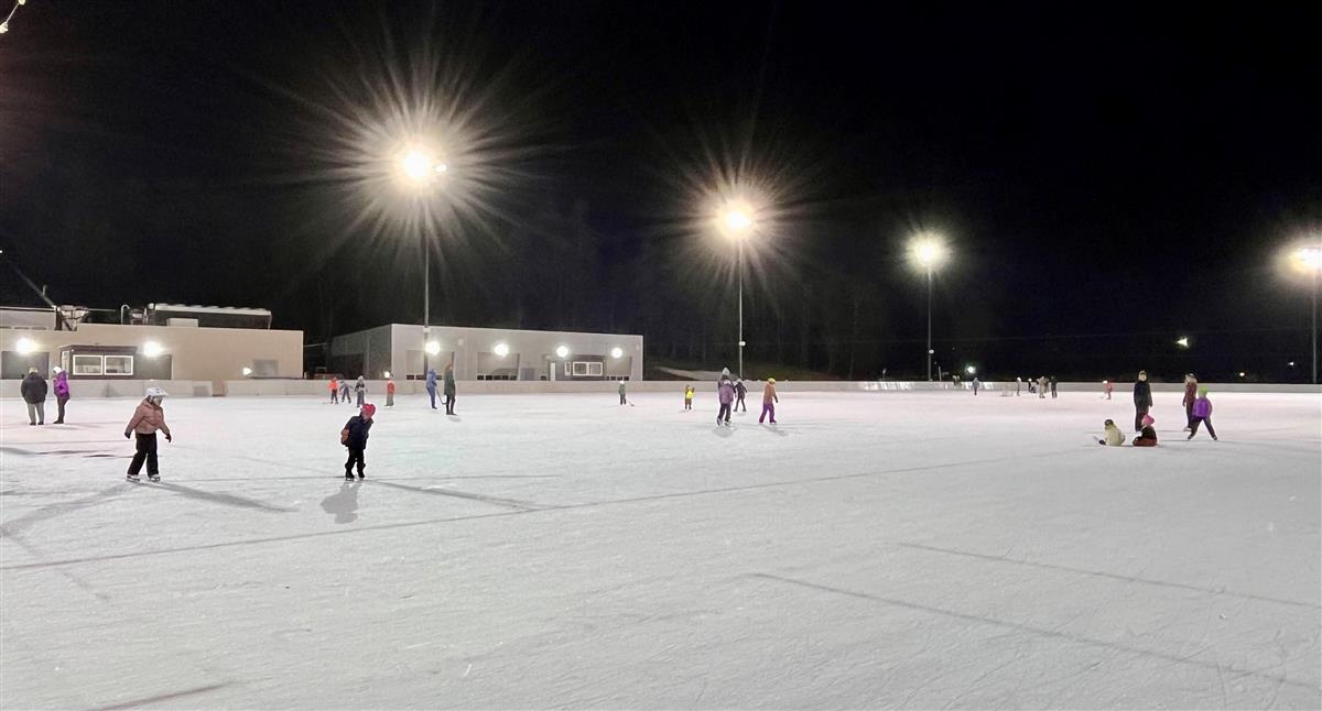Folk som går på skøyter på Maier Arena - Klikk for stort bilde