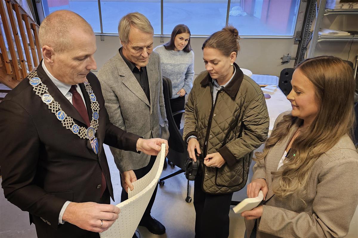 ordføreren kjenner på skumgummien fra agoprene - Klikk for stort bilde